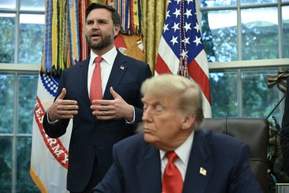 El presidente de Estados Unidos, Donald Trump, escucha mientras el vicepresidente estadounidense JD Vance (izquierda) habla durante una reunión con la ministra de Asuntos Exteriores de la República Democrática del Congo, Thérèse Kayikwamba Wagner, y el ministro de Asuntos Exteriores de Ruanda, Olivier Nduhungirehe (no aparece en la imagen), en el Despacho Oval de la Casa Blanca en Washington D. C., el 27 de junio de 2025. Ruanda y la República Democrática del Congo firmaron el viernes en Washington un acuerdo para poner fin al conflicto en el este de la RDC, que ha causado miles de muertos, aunque aún quedan muchas preguntas sin respuesta sobre lo que esto significará. Trump ha alabado la diplomacia que condujo al acuerdo y se ha quejado públicamente de no haber recibido el Premio Nobel de la Paz. Pero el acuerdo también ha sido objeto de escrutinio por su vaguedad, incluso en lo que respecta al componente económico, ya que la administración Trump está ansiosa por competir con China y beneficiarse de la abundante riqueza mineral en el este de la vasta República Democrática del Congo, que ha sufrido una larga turbulencia.