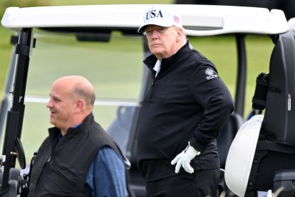 El presidente de EE.UU., Donald Trump, observa mientras juega al golf en el Trump Turnberry Golf Courses, en Turnberry, en la costa suroeste de Escocia, el 26 de julio de 2025, durante el segundo día de su visita al país, desde que comenzó su segundo mandato como presidente. La visita del Presidente a la pintoresca localidad escocesa de Turnberry subraya el antiguo deseo del Presidente de EE.UU. de albergar el ilustre Open Británico de golf en el famoso campo, a pesar de los numerosos escollos encontrados.