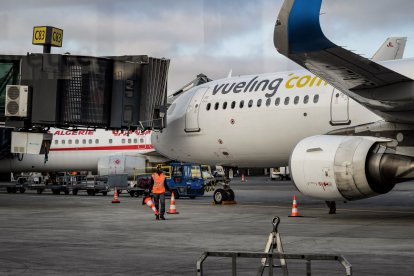 (ARCHIVO) Esta fotografía muestra un avión de Vueling estacionado en la pista del aeropuerto Saint Exupery de Colombier Saugnieu, en el sureste de Francia, el 5 de febrero de 2024. El ministro de Asuntos Exteriores francés llamó al director general de la aerolínea Vueling para pedirle «explicaciones» después de que unos cincuenta adolescentes judíos franceses fueran desembarcados de un avión cuando regresaban de unas vacaciones en España, según informó el ministerio en un comunicado el 26 de julio de 2025.