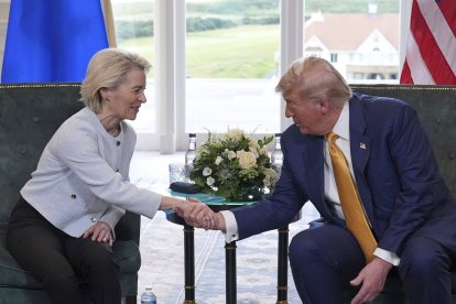 El presidente Donald Trump junto a Ursula Von der Leyen en Escocia