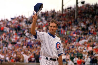 Ryne Sandberg, de los Chicago Cubs, se quita el sombrero ante el público en su última serie en el Wrigley Field el 20 de septiembre de 1997. Sandberg bateó .264 en su última temporada y terminó con un promedio de .285 en su carrera.