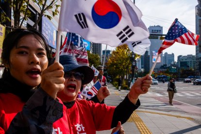 Partidarios coreanos de Trump ondean banderas de EEUU y Corea del Sur