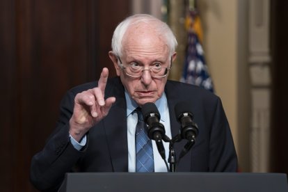 El senador Bernie Sanders, independiente de Vermont, habla en la Sala del Tratado Indio del complejo de la Casa Blanca en Washington, D.C., el miércoles 3 de abril de 2024.