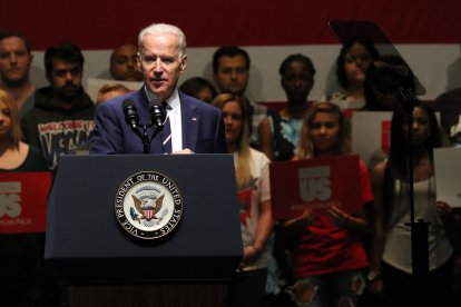 El entonces vicepresidente Joe Biden pronuncia un discurso en Las Vegas, Nevada, 7 de abril de 2016.