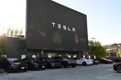 A 45-foot LED screen and Tesla cars are seen at Elon Musk's Tesla Diner on Santa Monica Blvd in the Hollywood neighborhood of Los Angeles on July 8, 2025. Described by Musk in August 2023 as "Grease meets the Jetsons with Supercharging," the retro-futuristic diner will serve classic American fare like burgers and milkshakes.
586 / 5.000
Una pantalla LED de 13,7 metros y coches Tesla se ven en el Tesla Diner de Elon Musk en Santa Monica Blvd