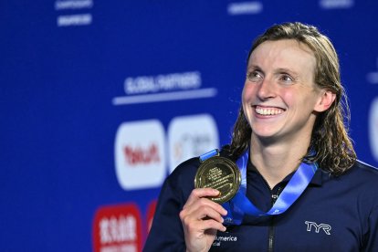 Katie Ledecky celebra su victoria en los 800 metros libres