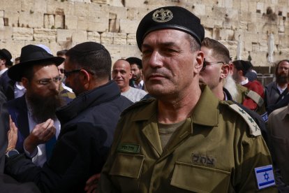 El teniente general Eyal Zamir, en el Muro de las Lamentaciones