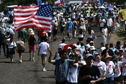 Jóvenes y peregrinos se reúnen en el barrio Tor Vergata, al este de Roma, para una vigilia de oración dirigida por el Papa antes de la misa dominical, como parte del Jubileo de la Juventud, el 2 de agosto de 2025. Miles de jóvenes católicos comenzaron a reunirse el 2 de agosto de 2025 para una vigilia de oración vespertina dirigida por el papa León XIV, la culminación de una peregrinación de una semana y un evento clave en el año santo jubilar que se espera que atraiga a hasta un millón de personas.