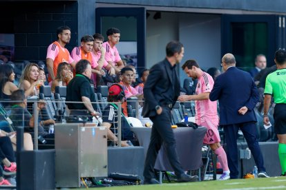 El delantero del Inter de Miami Lionel Messi (10) abandona el partido tras sufrir una lesión en la primera mitad durante un partido de fútbol de la Copa de la Liga entre el Inter de Miami CF y el Necaxa en el Chase Stadium el 02 de agosto de 2025 en Fort Lauderdale, Florida.