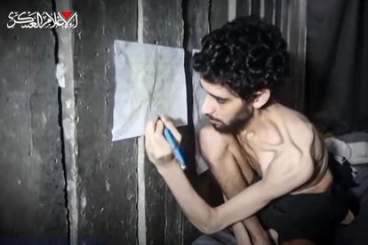 Esta captura de pantalla de un vídeo difundido el 1 de agosto de 2025 por el brazo armado del grupo militante palestino Hamás muestra al rehén israelí Evyatar David con aspecto débil y desnutrido. David, que cumplió 24 años en cautiverio, fue secuestrado durante el ataque de Hamás del 7 de octubre de 2023. (Foto de AFP) / ATTN CLIENTES: VIDEO FILMADO BAJO COACCIÓN. LA FAMILIA HA DADO PERMISO PARA QUE ESTA CAPTURA DE PANTALLA SEA UTILIZADA POR LOS MEDIOS DE COMUNICACIÓN, DIJO EL GRUPO DE CAMPAÑA DEL FORO DE FAMILIAS DE REHENES EN UN COMUNICADO.