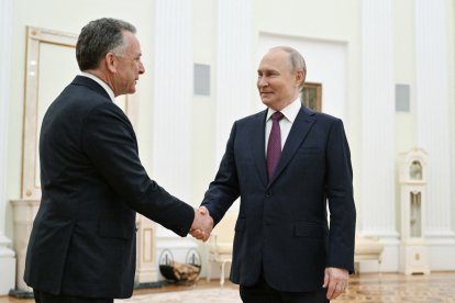 El presidente de Rusia, Vladímir Putin (d), saluda al enviado especial de EE.UU., Steve Witkoff (i), antes de sus conversaciones en Moscú el 25 de abril de 2025.