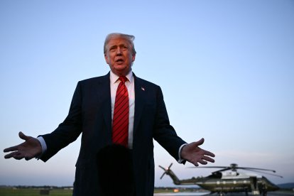 Donald Trump habla con los medios en el aeropuerto de Pensilvania