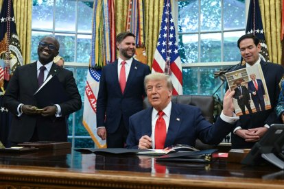 Trump junto el ministro de Asuntos Exteriores de Ruanda, Olivier Nduhungirehe