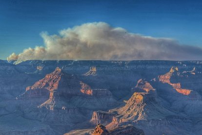 Humo del incendio Dragon Bravo en el Borde Norte del Parque Nacional del Gran Cañón, Arizona, el 30 de julio de 2025.