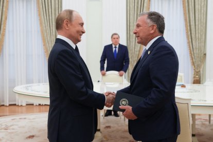 Russia's President Vladimir Putin greets US Special Envoy Steve Witkoff prior to their talks in Moscow.El presidente ruso, Vladímir Putin, saluda al enviado especial estadounidense Steve Witkoff antes de sus conversaciones en Moscú.