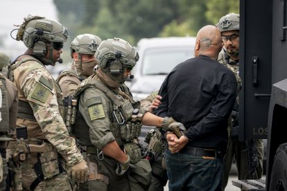 La Secretaria del Departamento de Seguridad Nacional (DHS), Kristi Noem, participa en las Operaciones de Ejecución y Expulsión (ERO) del Servicio de Inmigración y Control de Aduanas de Estados Unidos (ICE) en Los Ángeles, California, el 12 de junio de 2025. (Foto del DHS por Tia Dufour)