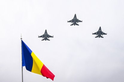 Tres aviones de combate F-16 del Ejército de Rumanía