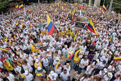 Miles marchan en Medellín a favor de Álvaro Uribe