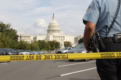 Police guard outside the U.S. Capitol in Washington D.C., the United States, Oct. 3, 2013. A police officer was injured after gunshots were fired outside the U.S. Capitol on Thursday, triggering a brief security lockdown of the entire complex, local police said.
