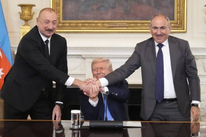 El presidente Trump en el medio, junto a los líderes de Azerbaiyán y Armenia
