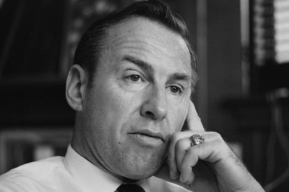 Apolo 13: Supervivencia. ESTUDIO: Netflix. DIRECTOR: Peter Middleton. ARGUMENTO: APOLLO 13: SUPERVIVENCIA es una adaptación cinematográfica de una historia espacial emblemática. En abril de 1970, la NASA se enfrentó a la mayor crisis de su historia: tres astronautas a mitad de camino de la Luna en una nave espacial que había sufrido una explosión catastrófica.