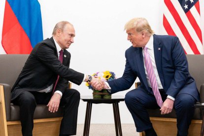 El presidente Donald Trump y el presidente de la Federación Rusa, Vladimir Putin, en la Cumbre del G20 en Osaka, Japón, el 29 de junio de 2019