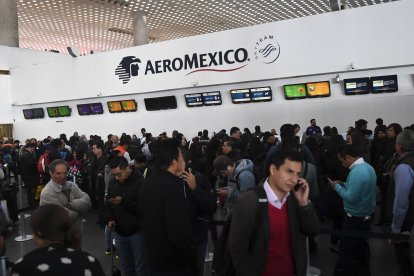 Un grupo de pasajeros se agolpan en el aeropuerto de México (Archivo)
