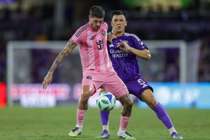 El centrocampista del Inter Miami Rodrigo De Paul (7) controla el balón contra el Orlando City en la primera parte en el Inter&Co Stadium.