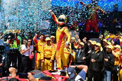 Alex Palou celebra su victoria en la IndyCar Series 2025