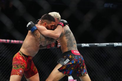 Ilia Topuria y Charles Oliveira, en el UFC 317. Junio de 2025