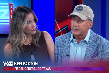 Ken Paxton con Karina Yapor