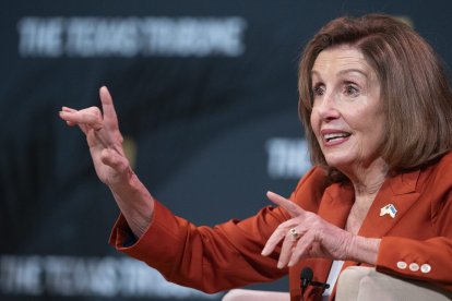 La expresidenta de la Cámara de Representantes de EE. UU., Nancy Pelosi, habla sobre su relación con Kamala Harris (no aparece en la foto) en un discurso inaugural el último día del 14.º Festival Anual del Texas Tribune en el centro de Austin.