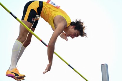 Mondo Duplantis supera su récord de salto con pértiga en Budapest (Hungría)