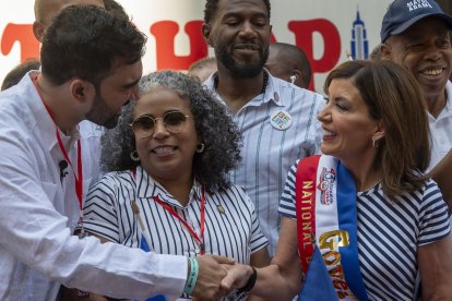 El candidato a la alcaldía de Nueva York, Zohran Mamdani, estrecha la mano de la gobernadora del estado de Nueva York, Kathy Hochul, durante el Desfile del Día de la República Dominicana en la Sexta Avenida el 10 de agosto de 2025 en la ciudad de Nueva York.
