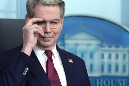 El secretario del Tesoro de los Estados Unidos, Scott Bessent, ofrece una conferencia de prensa en la Sala de Prensa James S. Brady de la Casa Blanca en Washington, D.C., el martes 29 de abril de 2025