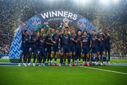 El PSG levanta por primera vez el trofeo de la Supercopa de Europa