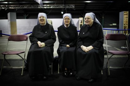 Monjas de las Hermanitas de los Pobres (de izquierda a derecha) Sor Patrica Donovan, Sor Mary Christina y Sor Marie Therese en el RDS, Dublín, mientras se ultiman los preparativos para la apertura del V Congreso Eucarístico el domingo.