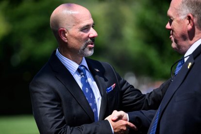 Terry Cole, "comisario de emergencia" de Washington DC, estrecha manos con el zar de la frontera, Tom Homan.