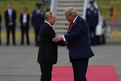 El presidente Donald Trump saluda al presidente ruso, Vladímir Putin en la pista de aterrizaje