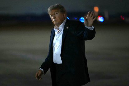 El presidente Donald Trump saluda a su llegada a la Base Conjunta Andrews en Maryland