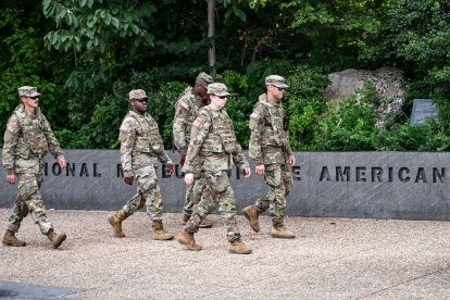 Personal militar estadounidense camina frente al Museo Nacional del Indio Americano en Washington