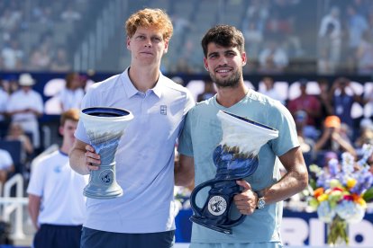 Jannik Sinner (i) y Carlos Alcaraz (d) tras la final en Cincinnati