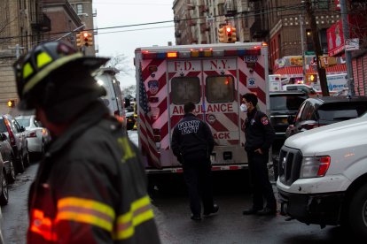 Una ambulancia se observa en el lugar de un gran incendio en el barrio del Bronx de Nueva York, Estados Unidos, el 9 de enero de 2022.