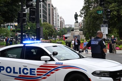 Oficiales en las calles de DC/Alex Wroblewski