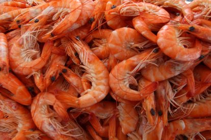 Foto de archivo de camarones en un mercado