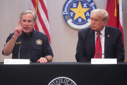 El presidente Donald Trump, junto al gobernador de Texas, Greg Abbott (Archivo)