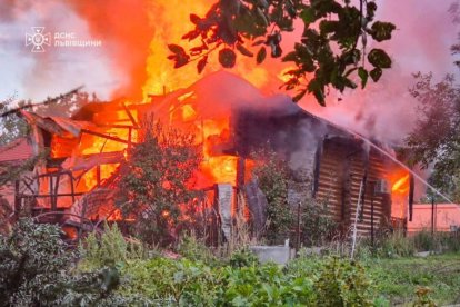 Incendio tras un ataque aéreo ruso en Lviv