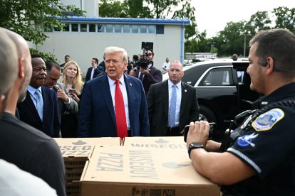 Trump con las fuerzas del orden en DC/ Mandel Ngan