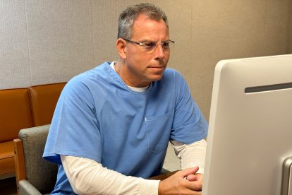 Erik Menéndez durante una audiencia online para su libertad condicional