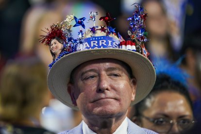 Un hombre lleva un sombrero en apoyo a la vicepresidenta Kamala Harris durante el primer día de la Convención Nacional Demócrata de 2024, celebrada en el United Center de Chicago, Illinois, el 19 de agosto de 2024.